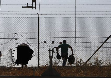 الاحتلال يعتقل فلسطينيا قرب السياج جنوب قطاع غزة