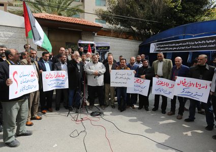 وقفة تضامنية مع الاسرى في سجون الاحتلال امام مكتب الصليب الاحمر في غزة