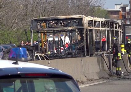 سائق يضرم النار فى حافلة أطفال بإيطاليا احتجاجا على غرق المهاجرين