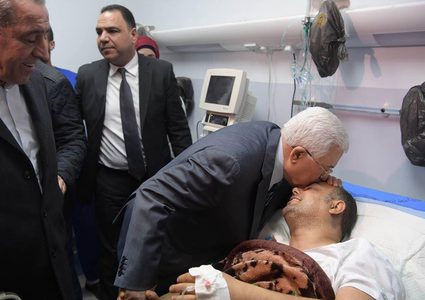 الرئيس يعود عاطف أبو سيف في مجمع فلسطين الطبي ويطمئن على صحته