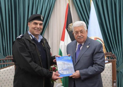 الرئيس يتسلم التقرير السنوي للشرطة الفلسطينية