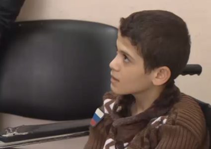 بالفيديو: طفل سوري أنقذته روسيا يحتفل بعيد ميلاده الـ "13"