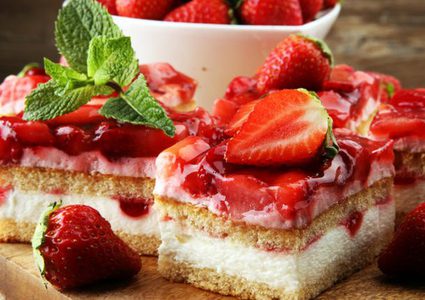 كيك الفراولة بتغليفة الجبنة الكريمية