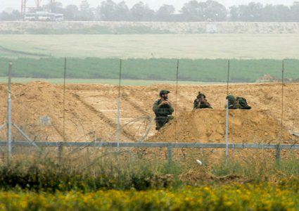 الاحتلال يعتقل شابا بزعم اجتياز السياج الحدودي