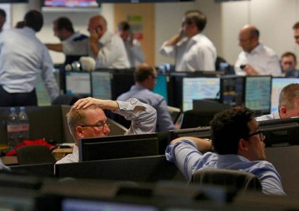 الأسهم الأوروبية تتراجع عن أعلى مستوى في نصف عام