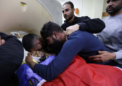 جانب من وداع الشهيد " احمد مناصرة " في مستشفى بيت جالا