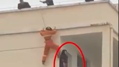 حركة خاطفة من رجل إطفاء تنقذ فتاة قبل انتحارها بلحظات