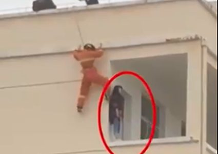 حركة خاطفة من رجل إطفاء تنقذ فتاة قبل انتحارها بلحظات