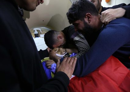 جانب من وداع الشهيد " احمد مناصرة " في مستشفى بيت جالا