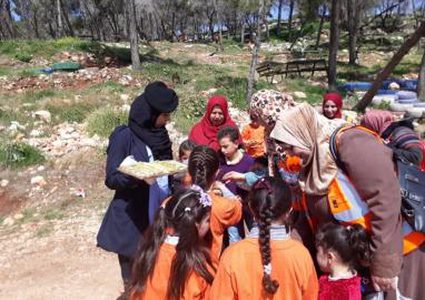 الشرطة بطوباس تشارك بمسار "ماما يلا نمشي"