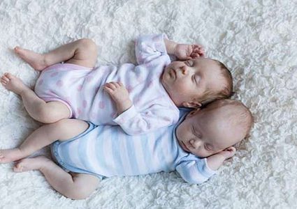 تقاسم الأنثى رحم أمها مع توأم ذكر "يدمر" حياتها