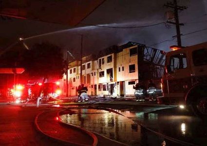 رمي 3 أطفال من نافذة على الطابق الثالث لمبنى تلتهمه النيران