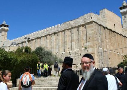 الخليل: مستوطنون يستبيحون الحرم الإبراهيمي للاحتفال "بعيد المساخر
