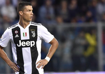 "يويفا" يغرّم رونالدو 20 ألف يورو بسبب "سلوك غير لائق".