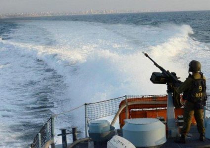 إصابة صياد ونجله بنيران الاحتلال ببحر شمال غزة