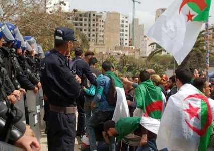 آلاف الجزائريين يطالبون بوتفليقة بالتنحي