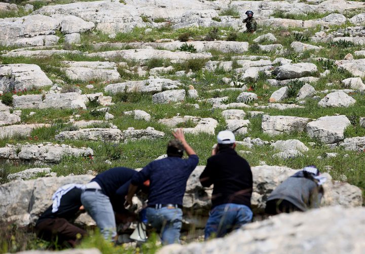 متظاهرون فلسطينيون يلقون الحجارة على قوات الأمن الإسرائيلية خلال اشتباكات في أعقاب مظاهرة أسبوعية ضد مصادرة إسرائيل للأراضي الفلسطينية في قرية كفر قدوم ، بالقرب من مدينة نابلس بالضفة الغربية في 22 مارس 2019.