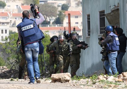 الاحتلال يصيب شابا ويعتدي على الصحفيين في كفر قدوم