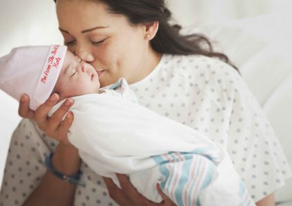 دراسة: حليب الأم يحتوي على مسكن طبيعي للطفل