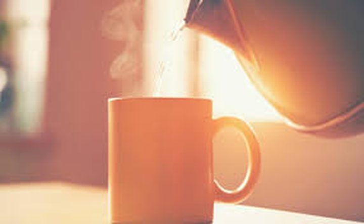 تحذير: شرب الماء الساخن يؤدي الى تورم خلايا الدماغ