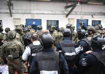 توتر شديد بمعتقل ريمون بعد مواجهة بين أسرى قسم (1) وإدارة السجن