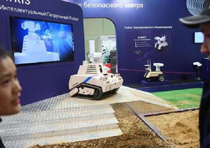 الصين تستعرض روبوتا لمكافحة الإرهاب