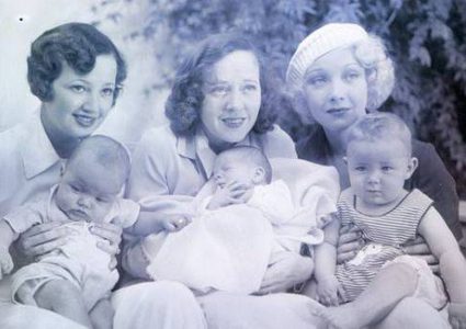 لماذا يحتفل العالم بعيد الأم في تواريخ مختلفة؟