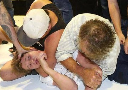 فتى البيضة يتبرع بالجوائز والمبالغ المالية لاهالي ضحايا المسجدين