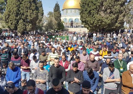 40  ألفاً يؤدون "الجمعة"في رحاب المسجد الأقصى