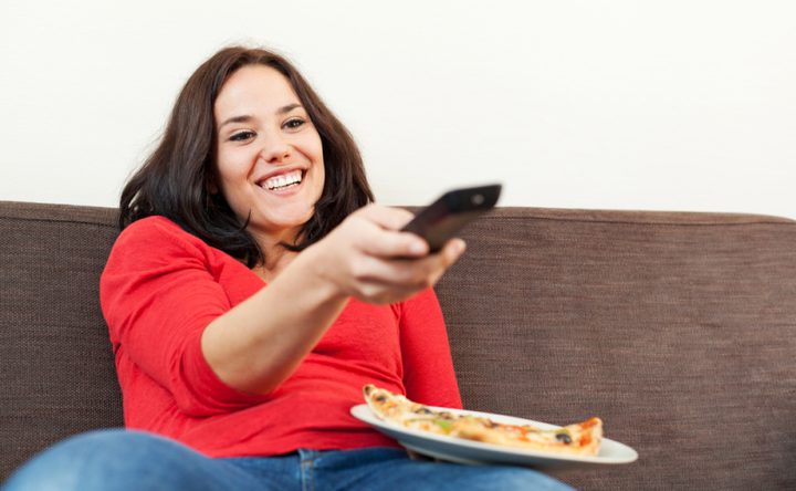 تناول العشاء أمام التليفزيون يعرضك للسمنة بهذه النسبة