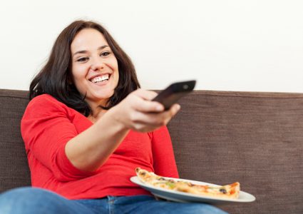 تناول العشاء أمام التليفزيون يعرضك للسمنة بهذه النسبة