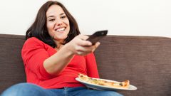 تناول العشاء أمام التليفزيون يعرضك للسمنة بهذه النسبة