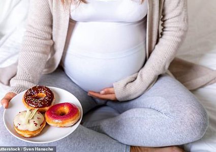 ما خطورة تناول المرأة الحامل "السكريات والدهون" على الأطفال؟