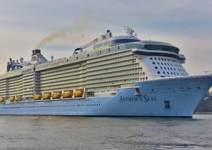 تعطل سفينة وسط البحر وإجلاء 1300 راكب