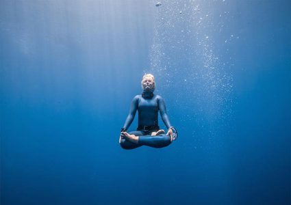 ما يحدث للجسم عند حبس أنفاسك تحت الماء ؟