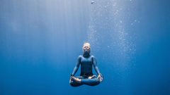 ما يحدث للجسم عند حبس أنفاسك تحت الماء ؟