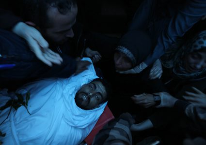 شيَّعت جماهير غفيرة من أبناء شعبنا في محافظة غزة  بعد ظهر اليوم السبت، جثماني الشهيدين نضال شتات وجهاد حرارة  ، اللذين ارتقيا أمس، برصاص الاحتلال الإٍسرائيلي  خلال مشاركتهما لمسيرة العودة بالقرب من السياج الفاصل شرق قطاع غزة.