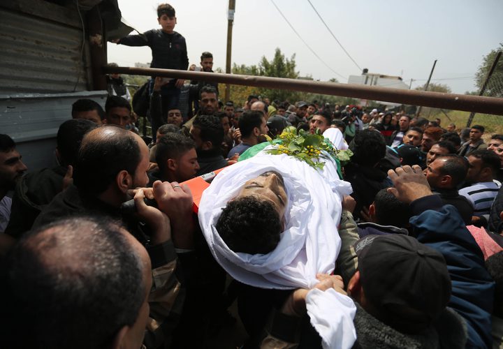 شيَّعت جماهير غفيرة من أبناء شعبنا في محافظة غزة  بعد ظهر اليوم السبت، جثماني الشهيدين نضال شتات وجهاد حرارة  ، اللذين ارتقيا أمس، برصاص الاحتلال الإٍسرائيلي  خلال مشاركتهما لمسيرة العودة بالقرب من السياج الفاصل شرق قطاع غزة.