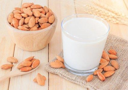 حليب اللوز لزيادة كثافة العظام وإنقاص وزنك