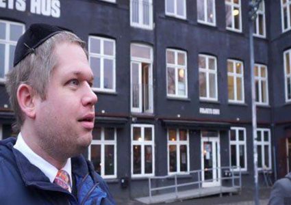 زعيم حزب يميني دنماركي يحرق نسخا من القرآن الكريم أمام مصلين