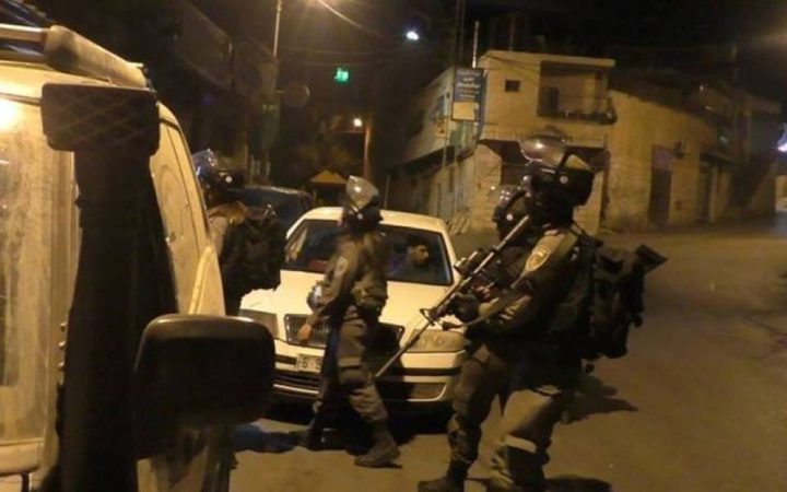 حملة مداهمات واعتقالات بالضفة