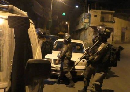 حملة مداهمات واعتقالات بالضفة