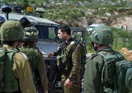 الاحتلال يحتجز شابين من جنين لساعات