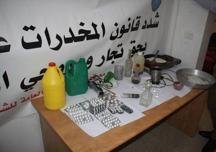 ضبط مختبر يستخدم لتحضير مادة مخدره وتقبض على 3 أشخاص