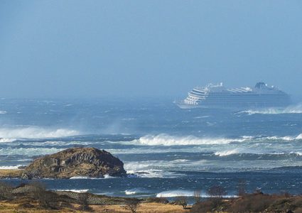 طائرات هليكوبتر لإنقاذ 1300 راكب على متن سفينة جنحت قبالة النرويج