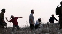 مستوطنون يرشقون مركبات المواطنين بالحجارة غرب نابلس