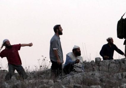 مستوطنون يرشقون مركبات المواطنين بالحجارة غرب نابلس