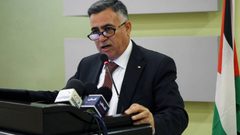 القدس: الأعرج يطلع على احتياجات عددا من المناطق خلف "الجدار"