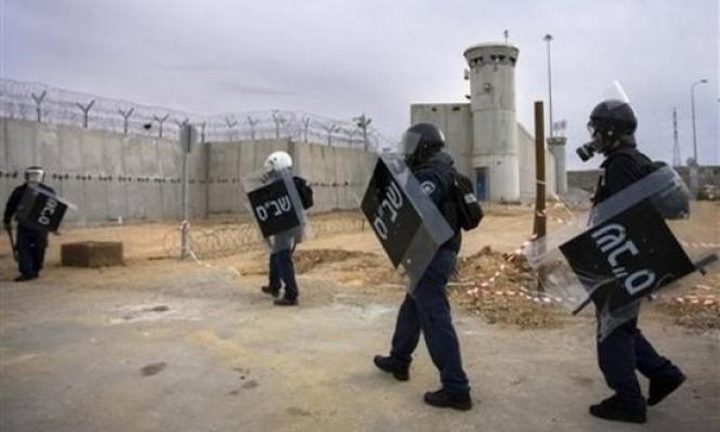 اصابة جنديين اسرائيليين في عملية طعن بسجن النقب