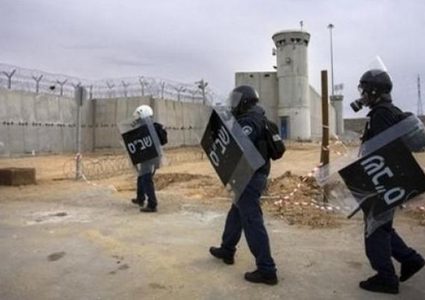 اصابة جنديين اسرائيليين في عملية طعن بسجن النقب
